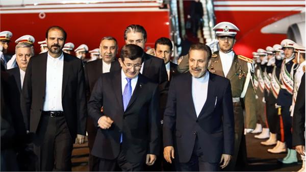 با استقبال دکتر واعظی/ نخست وزیر ترکیه وارد تهران شد